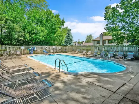 Exterior - 1039 Oakview Dr, Wheaton, IL 60187 photo 10 of 10