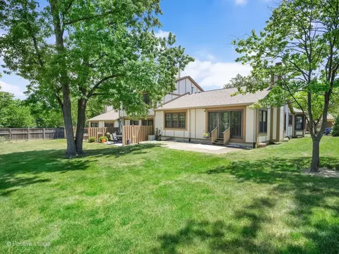 Exterior - 1039 Oakview Dr, Wheaton, IL 60187 photo 6 of 10