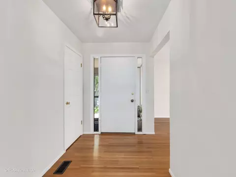 Entry Way - 1039 Oakview Dr, Wheaton, IL 60187 photo 1 of 2