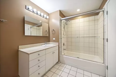 Bath - 8 E Randolph St #1803, Chicago, IL 60601 photo 1 of 1