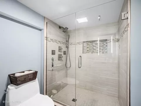 Bath - 6427 27th Pl, Berwyn, IL 60402 photo 2 of 4