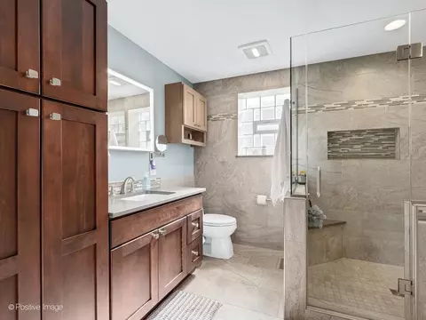 Bath - 6427 27th Pl, Berwyn, IL 60402 photo 3 of 4
