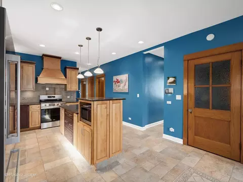 Kitchen - 6427 27th Pl, Berwyn, IL 60402 photo 5 of 7