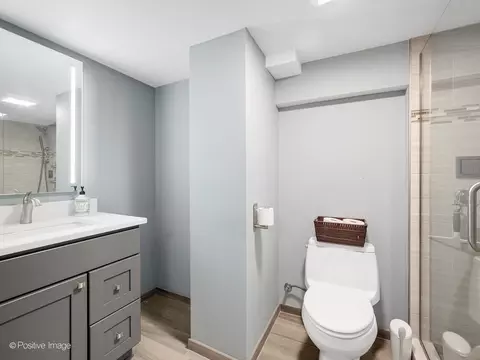Bath - 6427 27th Pl, Berwyn, IL 60402 photo 1 of 4