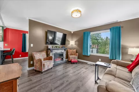 Living - 809 E Wilson St, Batavia, IL 60510 photo 2 of 2