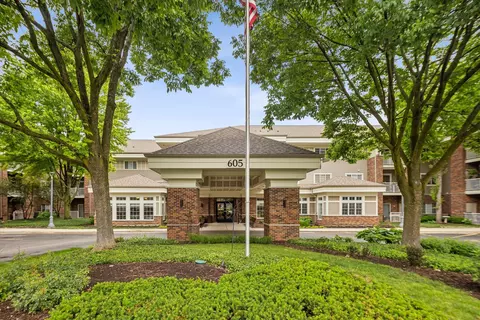 605 Barrington Ave #332, East Dundee, IL 60118