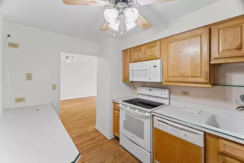 Kitchen - 1500 Harbour Dr #4F, Wheeling, IL 60090 photo 2 of 2