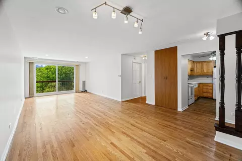Living - 1500 Harbour Dr #4F, Wheeling, IL 60090 photo 1 of 5