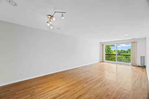 Living - 1500 Harbour Dr #4F, Wheeling, IL 60090 photo 2 of 5