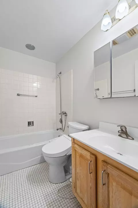 Bath - 1500 Harbour Dr #4F, Wheeling, IL 60090 photo 2 of 2