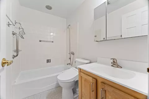Bath - 1500 Harbour Dr #4F, Wheeling, IL 60090 photo 1 of 2