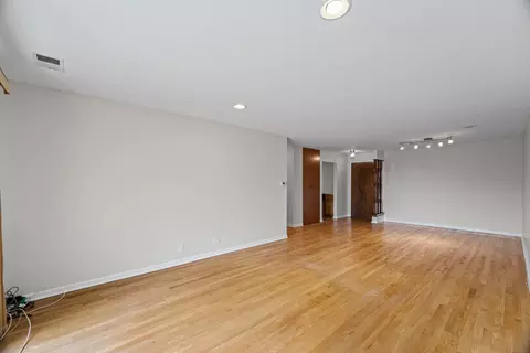 Living - 1500 Harbour Dr #4F, Wheeling, IL 60090 photo 3 of 5