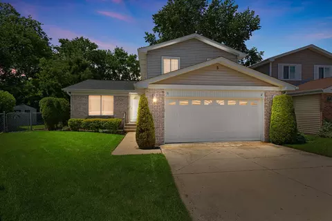 5 Oriole Ct, Woodridge, IL 60517