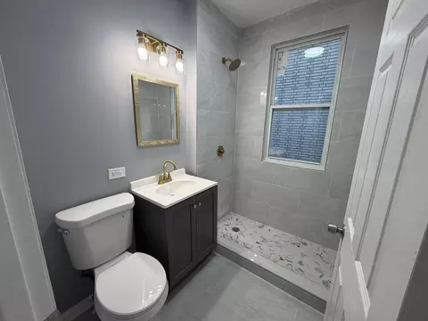 Bath - 6922 S Rockwell St, Chicago, IL 60629 photo 1 of 2