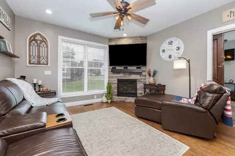 Living - 101 E 4th St, El Paso, IL 61738 photo 1 of 3