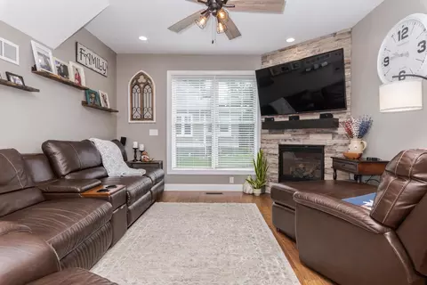Living - 101 E 4th St, El Paso, IL 61738 photo 2 of 3