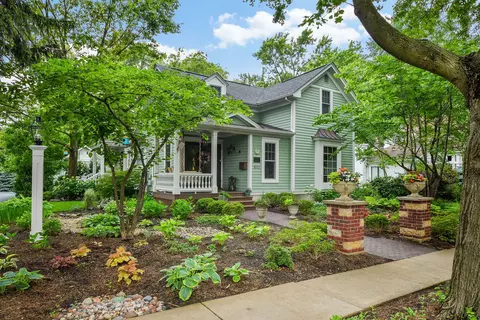 810 Dow Ave, Geneva, IL 60134