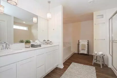 Bath - 3617 Emerald Rd, Elgin, IL 60124 photo 3 of 4