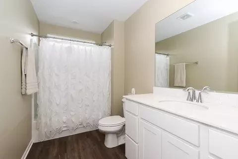Bath - 3617 Emerald Rd, Elgin, IL 60124 photo 4 of 4
