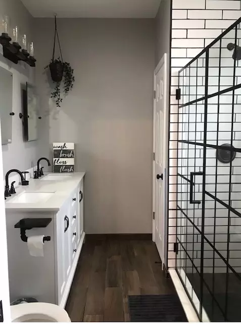Bath - 3537 Harvey Ave, Berwyn, IL 60402 photo 2 of 5
