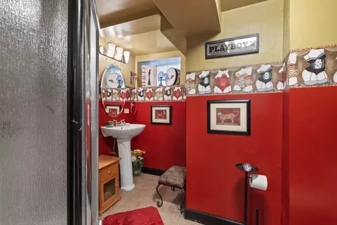 Bath - 3537 Harvey Ave, Berwyn, IL 60402 photo 3 of 5