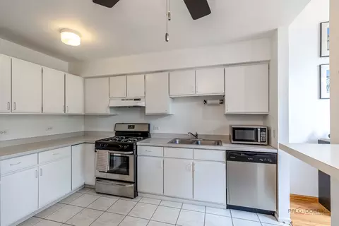 Kitchen - 951 Ridgefield Ln, Wheeling, IL 60090 photo 2 of 3