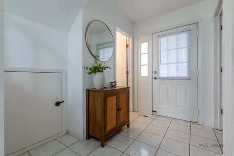 Entry Way - 951 Ridgefield Ln, Wheeling, IL 60090 photo 1 of 2