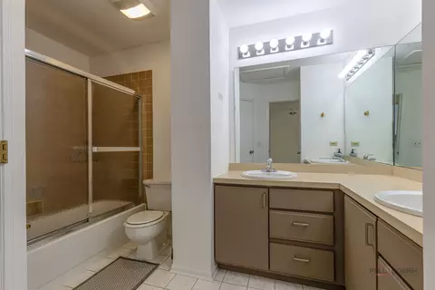 Bath - 951 Ridgefield Ln, Wheeling, IL 60090 photo 2 of 2