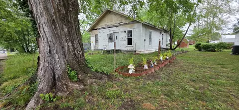 502 E Saint Charles Ave, Mcleansboro, IL 62859