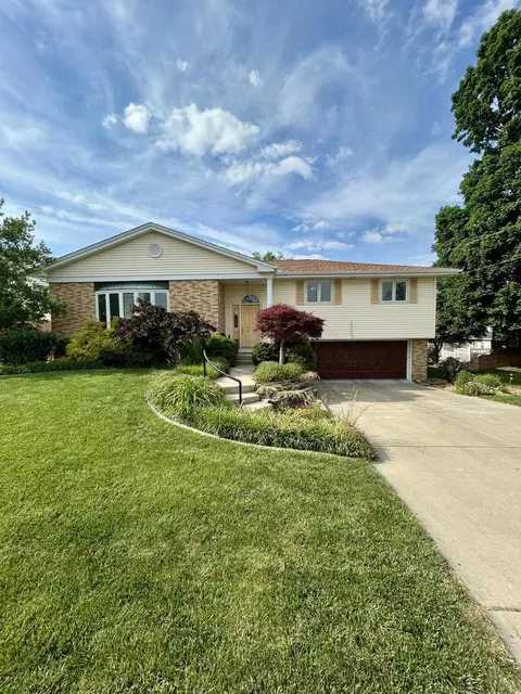 672 W Karen Dr, Decatur, IL 62526