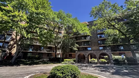 111 S Baybrook Dr #612, Palatine, IL 60074