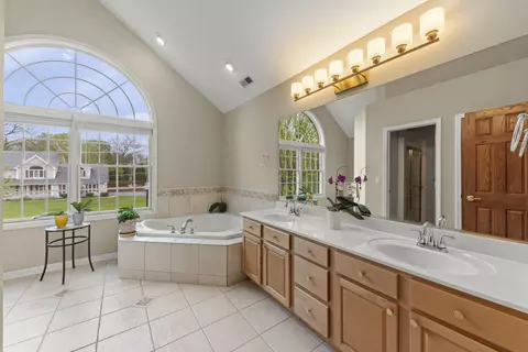 Bath - 1570 Orchard Rd, Wheaton, IL 60189 photo 2 of 5