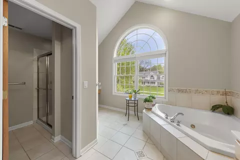 Bath - 1570 Orchard Rd, Wheaton, IL 60189 photo 3 of 5
