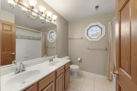 Bath - 1570 Orchard Rd, Wheaton, IL 60189 photo 5 of 5