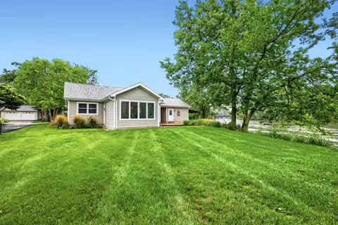 Exterior - 17 Willow St, Algonquin, IL 60102 photo 4 of 12