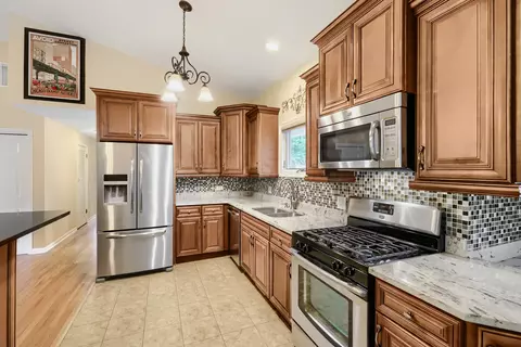 Kitchen - 17 Willow St, Algonquin, IL 60102 photo 2 of 3