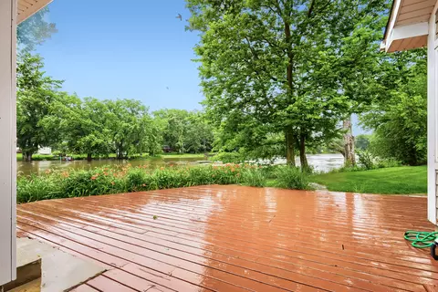 Exterior - 17 Willow St, Algonquin, IL 60102 photo 5 of 12