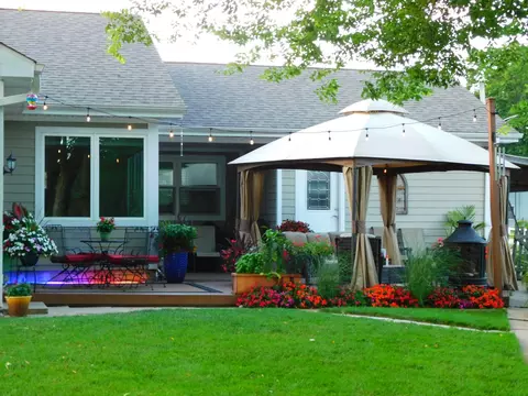 Exterior - 17 Willow St, Algonquin, IL 60102 photo 7 of 12