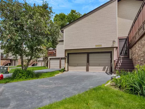 29 W337 White Oak Dr, Warrenville, IL 60555