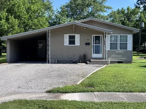 814 W Warmouth St, Salem, IL 62881