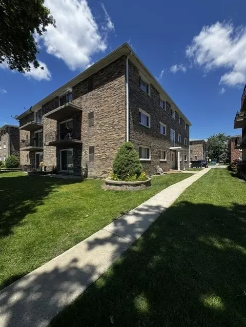 5846 W 77th St #303, Burbank, IL 60459