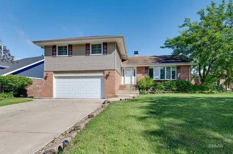 1233 N Hickory Trl, Addison, IL 60101
