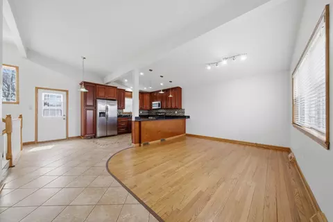 Living - 10725 S Rutherford Ave, Worth, IL 60482 photo 3 of 5