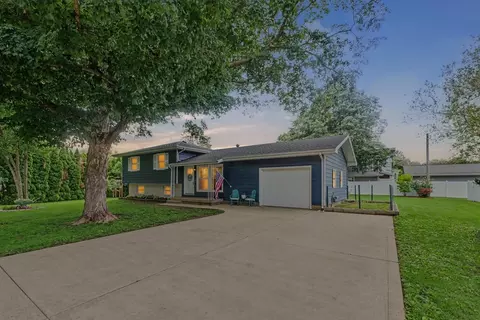 210 Brookview Dr, Farmer City, IL 61842