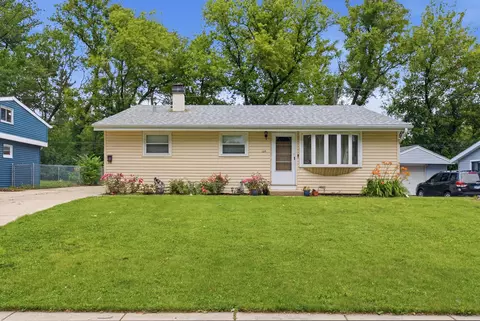 168 Sioux Ave, Carpentersville, IL 60110