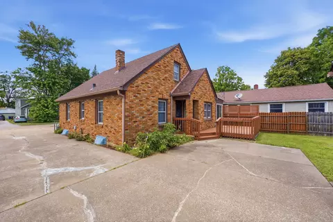 Exterior - 2202 44th St, Moline, IL 61265 photo 8 of 9