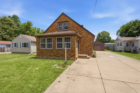 Exterior - 2202 44th St, Moline, IL 61265 photo 2 of 9