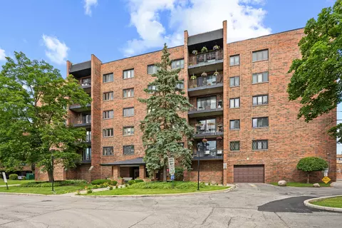 9346 Landings Ln #401, Des Plaines, IL 60016