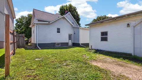 Exterior - 903 Low St, Bloomington, IL 61701 photo 5 of 10