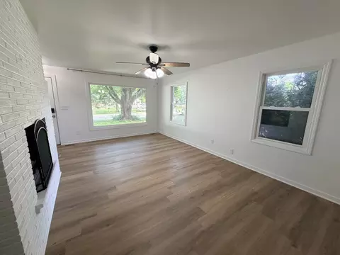 Living - 410 E Abe St, Plano, IL 60545 photo 1 of 3